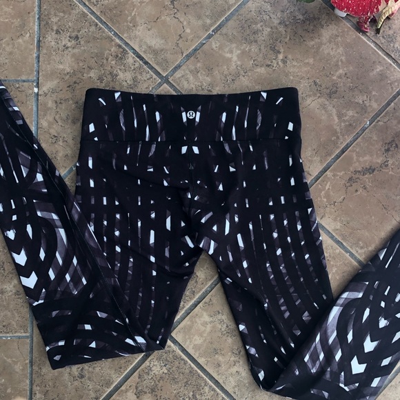 Lululemon black🖤🤍 and white marble pattern leggings - Picture 15 of 15
